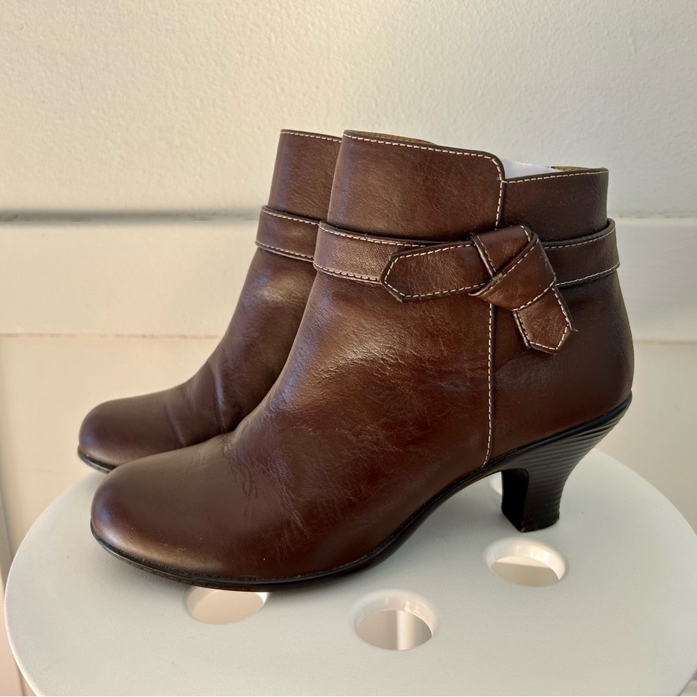 Softspots women’s brown leather ankle boots, size 6
